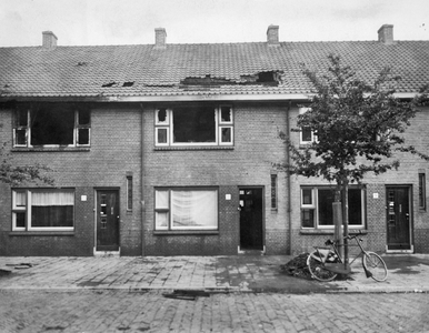 44148 Gezicht op de voorgevels van de tijdens de oorlog door een bom beschadigde en deels uitgebrande huizen Runstraat ...